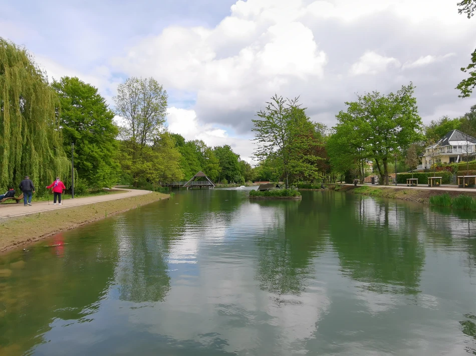 Der Teich mit Pyramide im Kurpark Bad Sassendorf