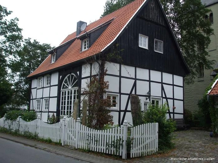 Das Küsterhaus wurde früher von Küstern und Dorfschullehrern bewohnt. 1986 wurde es von der Kirchengemeinde verkauft und 1993 vom jetzigen Besitzer vollständig restauriert.