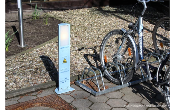 Akku leer? In Bad Sassendorf gibt es mehrere E-Bike Ladestationen, u.a. an der Börde-Therme. Während der Akku Ihres Rads lädt, können Sie in der Therme entspannen.