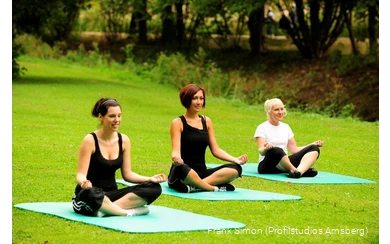 Möglichkeiten, zu entspannen, gibt es in Bad Sassendorf viele von A wie Autogenem Training bis Z wie Zen Meditation. Ein besonderes Angebot ist Yoga am Gradierwerk.