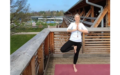 Durchatmen und entspannen - beim Yoga am Gradierwerk im Kurpark Bad Sassendorf ist das möglich. Die einfachen Übungen sind auch für Einsteiger gut geeignet.