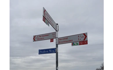 Von Ostinghausen führt der Woeste-Wanderweg zurück nach Weslarn. Insgesamt ist der Weg 9 Kilometer lang.
