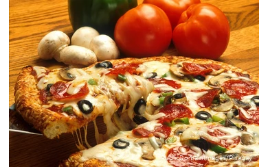 Eine lecker belegte Pizza mit Salami, Tomaten, Champignons, Oliven und viel Käse.