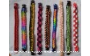 "Armbänder aus Nylon-Satin" ist ein Angebot in der Kreativwerkstatt der Klinik Lindenplatz in Bad Sassendorf.