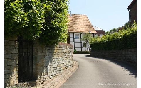 Grünsandsteinmauer in Beusingsen