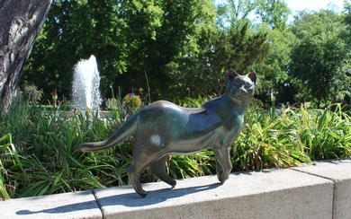 In der Nähe des Gradierwerks im Kurpark Bad Sassendorf befindet sich diese Bronzeskulptur einer Katze, gegenüber befindet sich eine weitere, die sich zu belauern scheinen. Neben den Katzen gibt es noch viele weitere Skulpturen im Kurpark Bad Sassendorf.