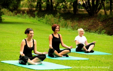 Möglichkeiten, zu entspannen, gibt es in Bad Sassendorf viele von A wie Autogenem Training bis Z wie Zen Meditation. Ein besonderes Angebot ist Yoga am Gradierwerk.