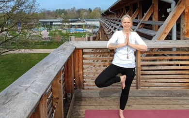 Durchatmen und entspannen - beim Yoga am Gradierwerk im Kurpark Bad Sassendorf ist das möglich. Die einfachen Übungen sind auch für Einsteiger gut geeignet.