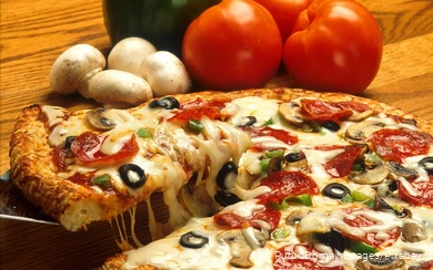 Eine lecker belegte Pizza mit Salami, Tomaten, Champignons, Oliven und viel Käse.