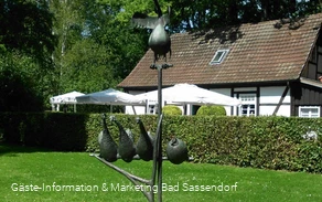 Hühnerbaum-Skulptur im Kurpark Bad Sassendorf