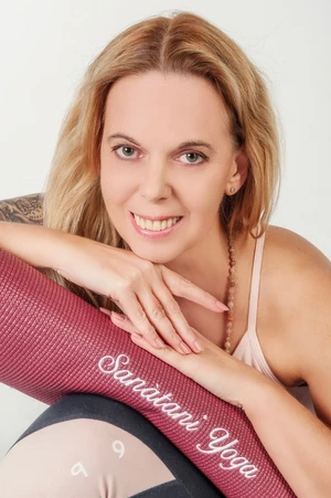 Das Bild zeigt Diana Sanàtani Weil, Yogatherapeutin in Bad Sassendorf.