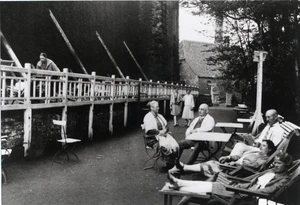 Kurgäste am Gradierwerk, um 1900