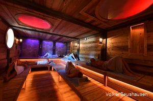 Die Sauna im Gradierwerk ist eine der neuen attraktionen in der Börde-Therme Bad Sassendorf. Farb- und Lichtspiele runden das Saunaerlebnis ab. Gesundes Schwitzen in einer ganz besonderen Atmosphäre.